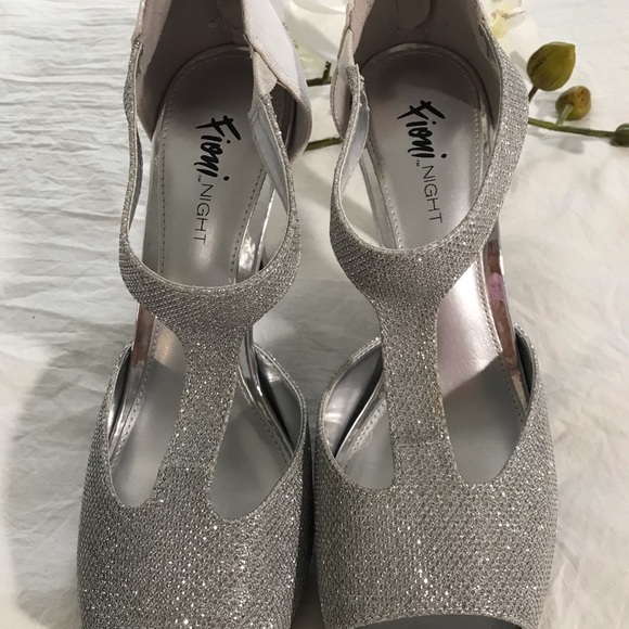 FIONI NIGHT 4 inch high heels, silver, size 7.5, single use. - Picture 7 of 9
